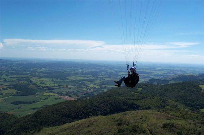 Nicht das ihr denkt ich würde fliegen, ich stehe gerade auf dem Berg und Hubert fliegt mit meinem Schirm vorbei. Was man nicht alles macht für Besuch auch der Heimat!!