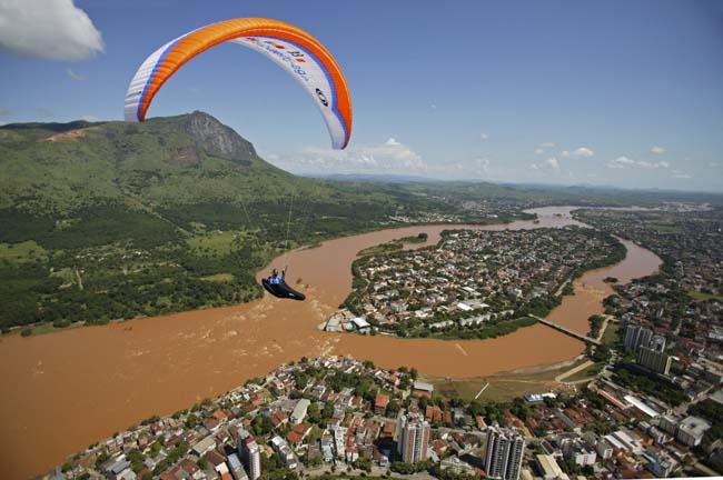 Über der Stadt: der Fussballplatz (am Fluss) ist eine Landemöglichkeit. PWC2005

©www.azoom.ch