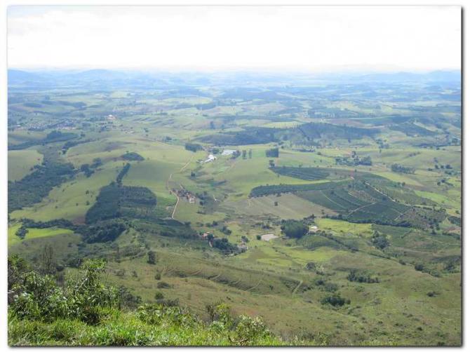 Blick vom Startplatz Richtung Bela Vista (die Ortschaft links im Bild). Die Wiese links neben der Weggabelung (links von der Bildmitte) ist als Landeplatz geeignet.