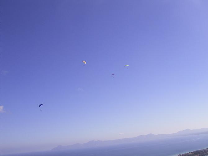 wenn der Wind aus Ost kommt kann man gut Konvergenz fliegen zwischen der Bucht Alcudia und Pollenca. Alle sind in der Luft ganz weit oben