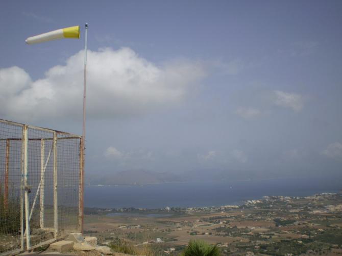 ... Ein Windsack lässt gut erkennen aus welcher Richtung der Wind kommt.  Heute dreht er gern zwischen N,O und OSO :-(
