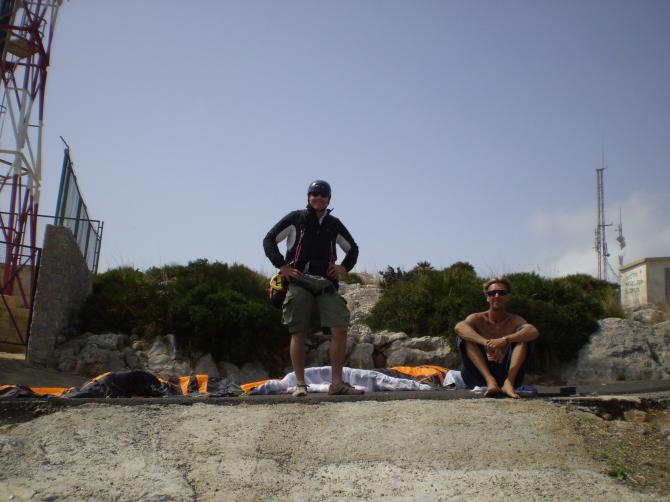 ... Achtung!!! zum Abend ab 17 - 18 Uhr ist am Landeplatz wieder eine starke Mückenplage. Innerhalb von Sekunden stürzten sich Massen von Ihnen auf uns (Frischfleisch) Sie warten schon. Nur Landen wenn ein Auto da ist. Sonst wird man zerstochen;-!