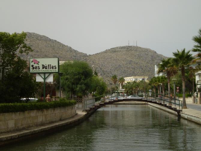 - Blick von 'Port de Alcudia' zum Puig de Sant Marti - in der Pause geht man Pizza essen :-)