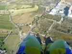 Paragliding Fluggebiet Europa » Spanien » Balearen,Puig de Sant Marti,.....Der Landeplatz liegt vor uns, und ist in einem guten Zustand - das Tor ist auf - keine Schafe da...der Windsack fehlt auch hier leider...Die einheimischen Drachenflieger nehmen ein auch wieder mit rauf...