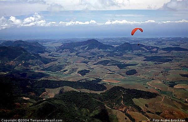 Blick vom Berg Richtung Ebene, im Hintergrund gut zu erkennen die 15km entfernte Küste.
www.terranovabrazil.com