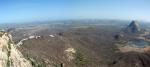 Paragliding Fluggebiet Südamerika » Brasilien,Quixada - Santuario,Übersicht: lk: Kloster/ 'Rampa'; Hintergrund: "Quixada"; rt: See (Bail-out LZ)