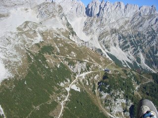 Flug von Westen Richtung Gruttenhütte. Der meist genutzte Startplatz liegt oberhalb der Hütte.