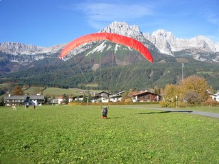 Landung am offiziellen Landeplatz Ellmau. Blick nach Norden, im Hintergrund der Kaiser.