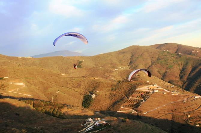 nachdem wir die hochspannungsleitungen passiert haben konnen wir uns dann entspannt zurücklehnen und ein bisschen abendthermik geniessen! foto: andré