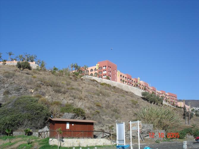 Anflug mit herrlichem Blick übers Meer.
Landung am Strand, direkt vor der Basis.