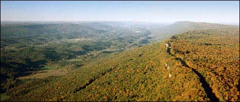 Der ganze Bergkamm von Südwesten aus gesehen.