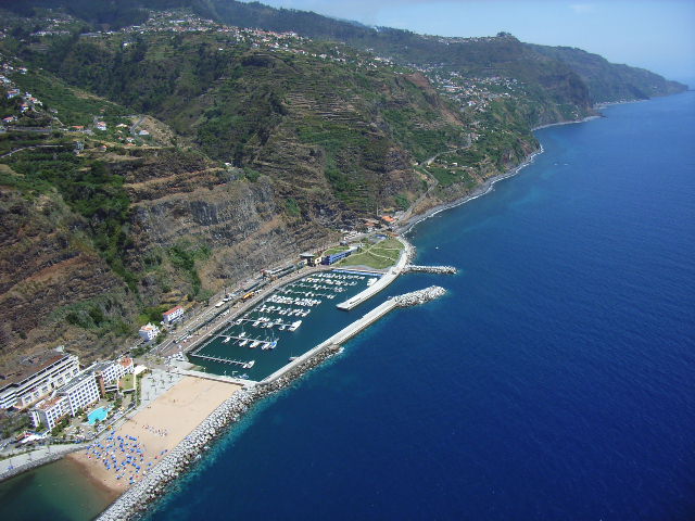 Im hohen Anflug auf Madeiras Südseite, Strand, Hotel, Hafen, Bars... Landeplatz, Flypark Calheta, Flieger was brauchst Du "Meer" ;-)
Im Hintergrund erkennt man den Startplatz Arco da Calheta auf der Kuppe