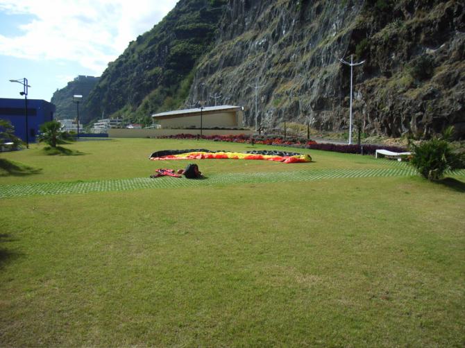 auf Büsche und Pflanzen bitte nicht landen
direkt nebenan die Hauptstraße und Bar Camarao, ideal für den Pick-Up