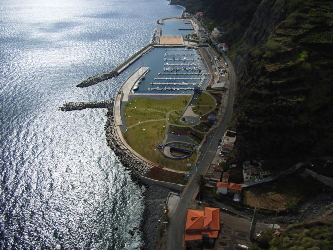 Im Hintergrund die 2 goldgelben Sandstrände, der Strand am Hafen ist für Drachen geeignet, im Vordergrund schimschonender die Grünanlagen des Hafens