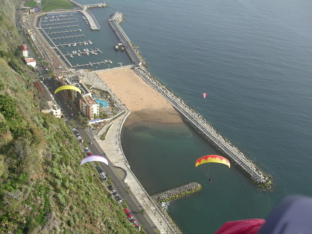 Im Anflug auf die Lagune und Sandstrand Calheta Beach, prima mit Bars und Restaurants ausgestattet,