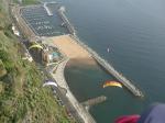 Paragliding Fluggebiet Europa » Portugal » Madeira,Rabacal,Im Anflug auf die Lagune und Sandstrand Calheta Beach, prima mit Bars und Restaurants ausgestattet,