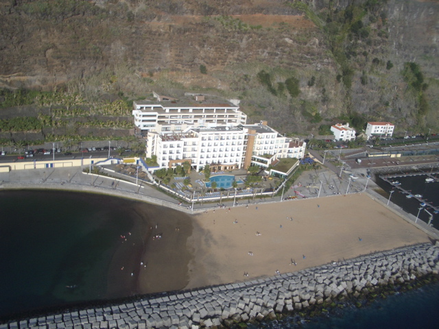 zwischen Hotel und Hafen sind sehr große Flächen um den Schirm etc. vom Sand zu befreien und alles wieder einzupacken, die Getränke stehen gekühlt an der Bar bereit