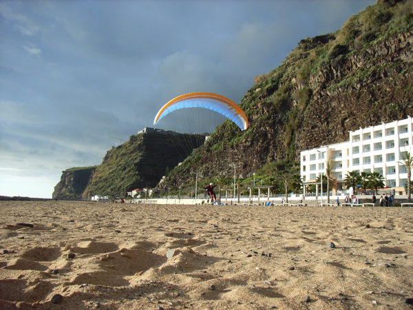 die Landung am gold gelben Sandstrand in Calheta, direkt vor dem Calheta Beach Hotel