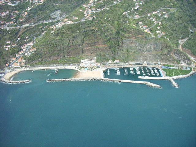 Calheta im Westen von Madeira, Sandstrandlagune, Hotel und Yachthafen, Landung im Grünen oder im Sand, je nach Laune