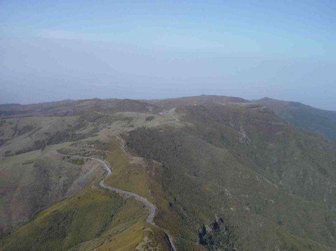 Am Grat entlang Richtung Nord-Westen Madeiras, unterhalb die Straße Richtung Porto Moniz, rechts vom Grat der Loorbeerwald vom Naturschutzpark und Weltkulturerbe