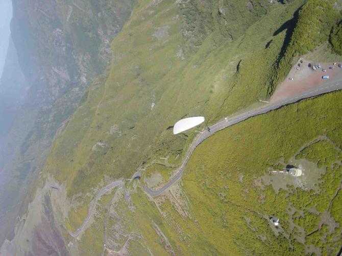 unten, markant der kleine Turm mit den Antennenmasten, der Parkplatz zugleich Ausgangspunkt für die schönsten Wanderungen in das Quellengebiet bei Rabacal für alle Nichtflieger und nur ein paar Schritte daneben Fliegers liebster Platz, der Startplatz
