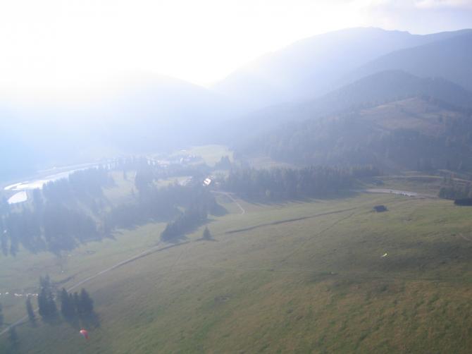 Zufahrtsstrasse ("Passstrasse") mit Parkplatz rechts im Bild.