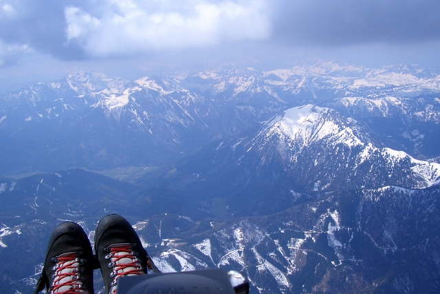 Blick auf die Messnerin (rechts im Bild) im April 2006. Am Fusse Oberort Tragöss.