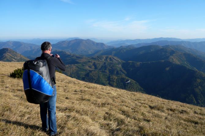 Mr chz mit Apco Chairbag fotografiert den einen schönen Startwind anzeigenden Windanzeiger. Der Startplatz liegt direkt am Weg zum Gipfel, Startrichtung ist Süd.