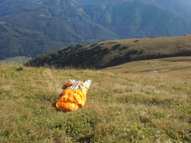 Startwiese direkt unterm Gipfelkreuz