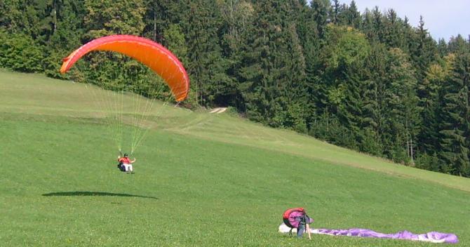 Natürlich achtet der modebewusste Paraglider auf die farbliche Abstimmung von Kleidung und Schirm!