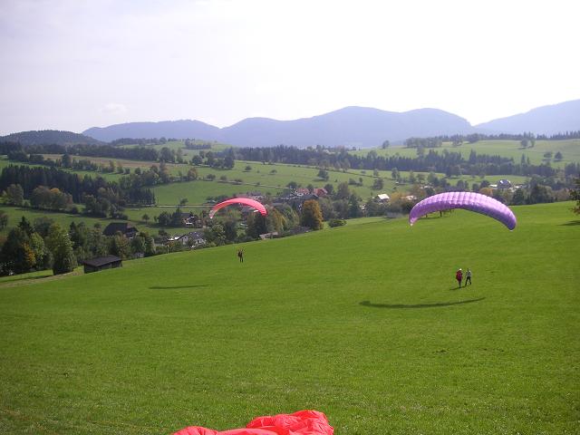 Schöne ausgedehnte Landewiesen
am Fuße des Gelderkogel...Talort Tober. Hier ist das  Schulungsgelände der Flugschule Steiermark.