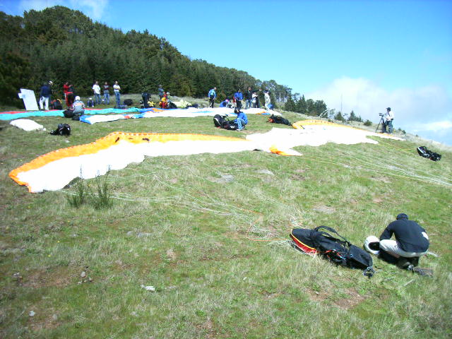 Über der Hauptstadt von Madeira auf 1400müNN, 3 Schirme mit großer Streckung nebeneinander und mindestens 5 untereinander, alles auf kurzem Gras, Wettbewerbssituation auf der Insel