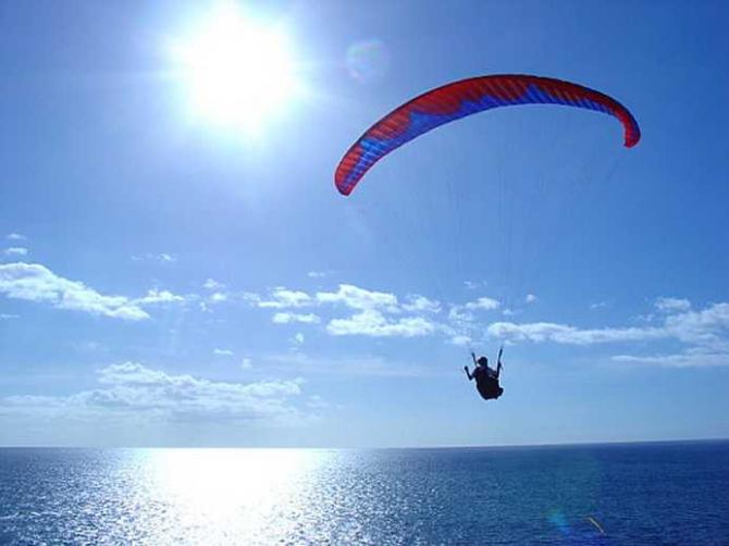 ab Nachmittag bis Sonnenuntergang beginnt es an der kleinen Klippe zu tragen, Anfänger erhalten einen "2secondsandahalf"-Flug, Profis fliegen 20 km weit nach Calheta, wenn die Bedingungen passen