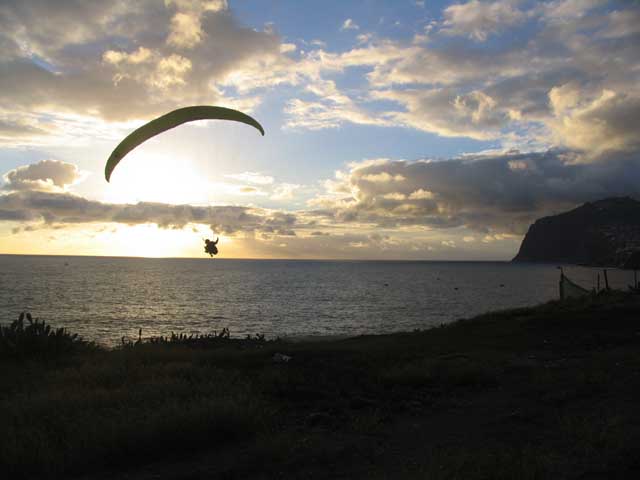 Sonnenuntergangsflug am niedrigsten Startplatz auf Madeira, im Hintergrund die höchste Klippe Europas, im Sommer Soaring oft bis nach Sonnenuntergang, manchmal die ganze Nacht