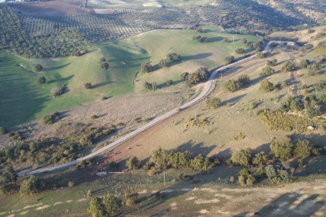 Landeplatz NW des Lijar, links oberhalb der Straße ist der Landeplatz, 
Achtung rechts direkt an der Straße ist eine Stromleitung !