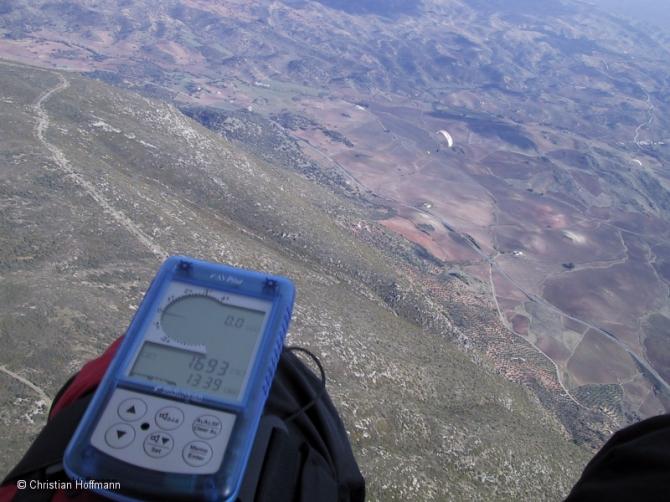 Blick auf den SO Hang des Lijar, Landemöglichkeit neben der Straße bei den Häusern