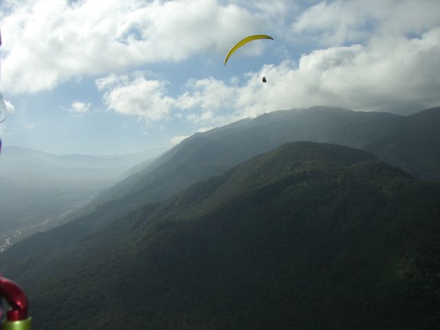 Thermisch gutes Fluggebiet. Ab 14 Uhr ist meistens Soaren möglich (wenn das Talwindsystem in Schwung kommt).  Tolle Landschaft mit dem Chani (6200m) im Hintergrund.