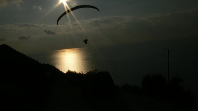 Wintersoaring am Kathisma Beach
Dez. 2006 Foto Maike Strothmann Pilot Janni Stefanidis
