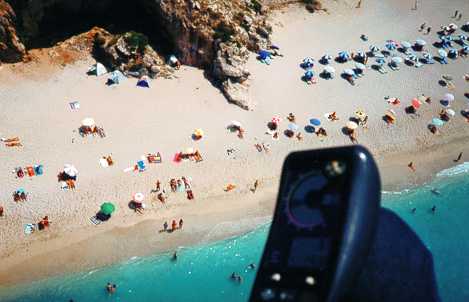 Achtung im Sommer ist der Strand voller Sonnenanbeter.
