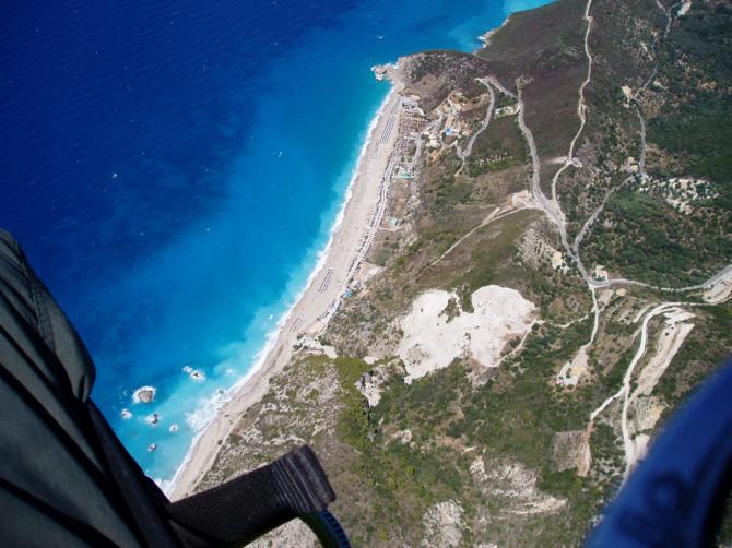 lefkas 2005.. am ende des streckenfluges- wieder über unserer basis und landeplatz kathisma beach...