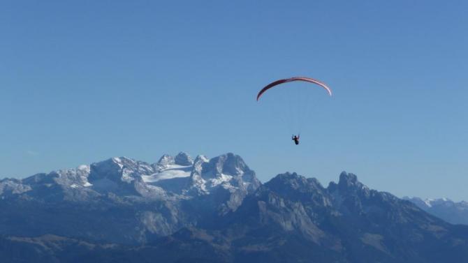 Trattberggipfelstart in Richtung SO. am 31.10.2011 bei super soaring Bedingungen, im Hindergrund der Dachstein ( was gibts noch schöneres ) !