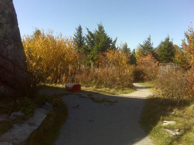 Vom Parkplatz den Schotterweg Richtung Aussichtsturm/Feuerwehrturm und dann an diesem Schild rechts den Weg nehmen.