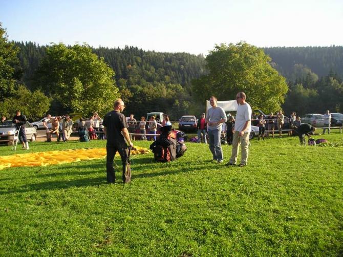 am landeplatz. es gibt ein parkplatz, klein imbiss und an wochenenden fährt ein schuttlebus.
