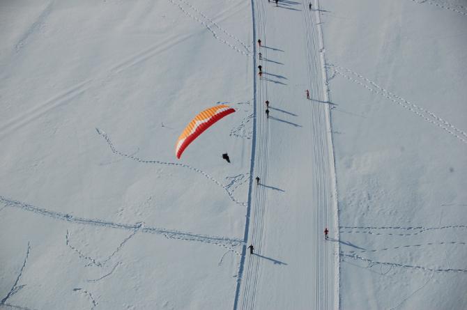 "Langlaufautobahn"
Queranflug zum Landeplatz/Parkplatz
Foto: Heinz "kennt meinen Schirm nur von oben...Danke:-)