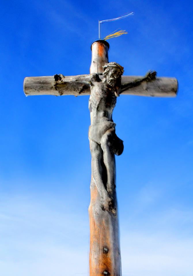 Strammer Wind am Gipfelkreuz - und nicht nur da... Leider kein Flugtag aber dennoch schön