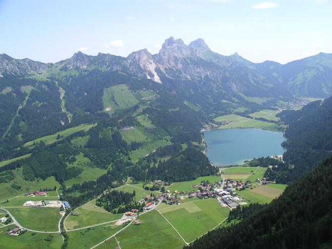 Blick Richtung Ost, Haldensee und im Hintergrund Westflanke Hahnenkamm/Reutte