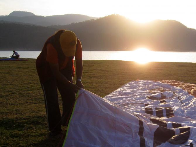 01/2009: Abenstimmung am LP Valle. Tanjas fachkundige Hände packen unsere Schirme ...