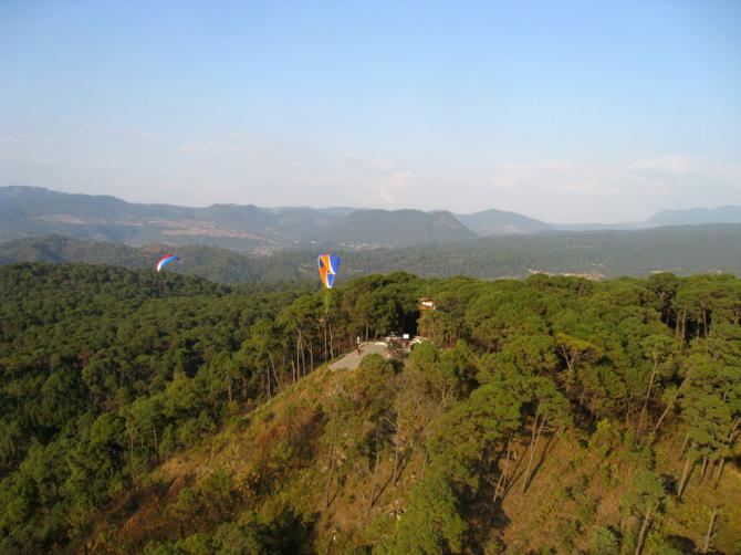 01/2009:La Torre: Startplatz voraus :-)...und immer schön auf die Tandempiloten acht geben...
