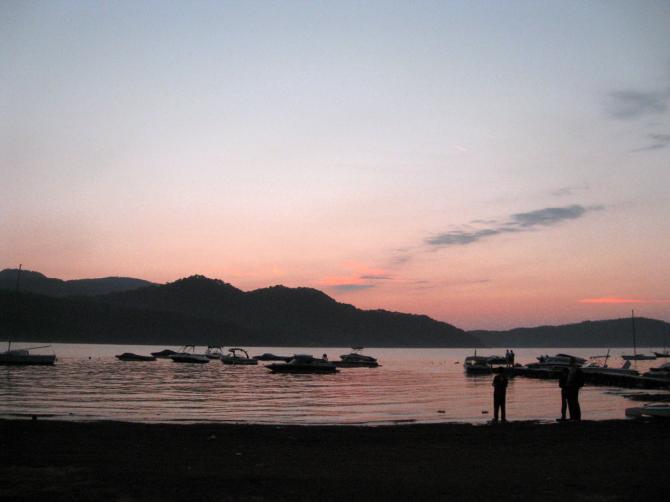 01/2009:Sundown am Landeplatz, so kann ein Flugtag auf entspannte Art enden, gemütlich in den Sonnenuntergang blicken und dabei ein eiskaltes Landebier geniessen...