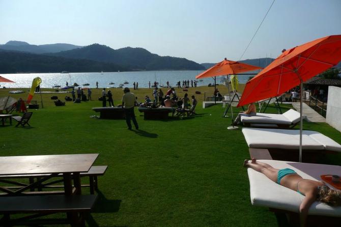 01/2009:The Club: der Club in Valle direkt am See gelegen läd wirklich zum Verweilen ein...oder?

copyright by Jonas Juselius 2009